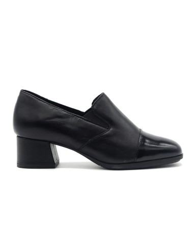 Cinzia Soft comfortable mounted shoe in leather with patent toe