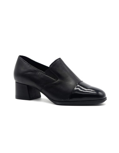 Cinzia Soft comfortable mounted shoe in leather with patent toe