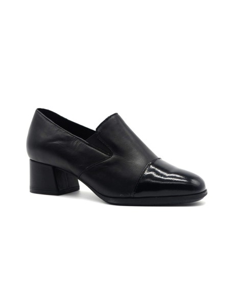 Cinzia Soft comfortable mounted shoe in leather with patent toe