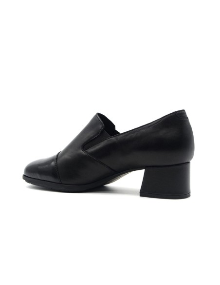 Cinzia Soft comfortable mounted shoe in leather with patent toe