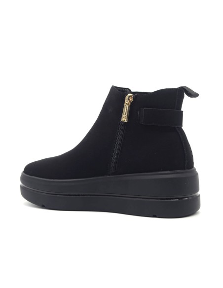 Donna Serena Logan model women's ankle boot in nubuck