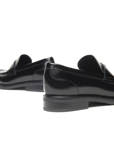 Mocasín de mujer Nero Giardini, fabricado en Italia en piel brillante.