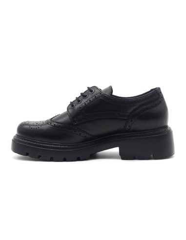 Modelo Callaghan Isasa, zapato de piel inglesa para mujer con detalles brogue