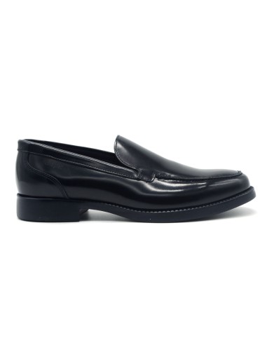 Elegantes mocasines para hombre modelo Brian Callaghan en piel brillante.