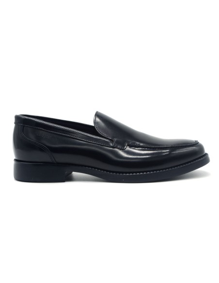 Elegantes mocasines para hombre modelo Brian Callaghan en piel brillante.