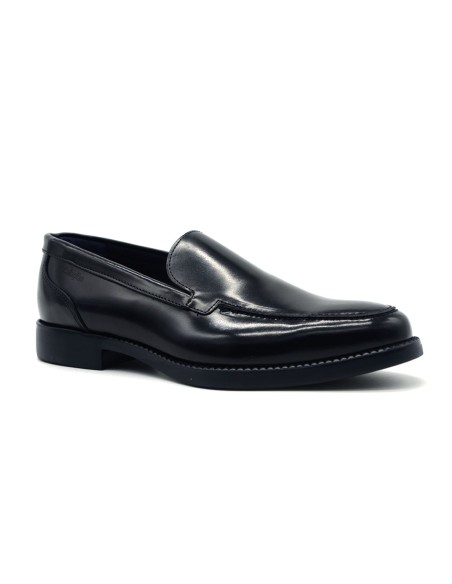 Elegantes mocasines para hombre modelo Brian Callaghan en piel brillante.